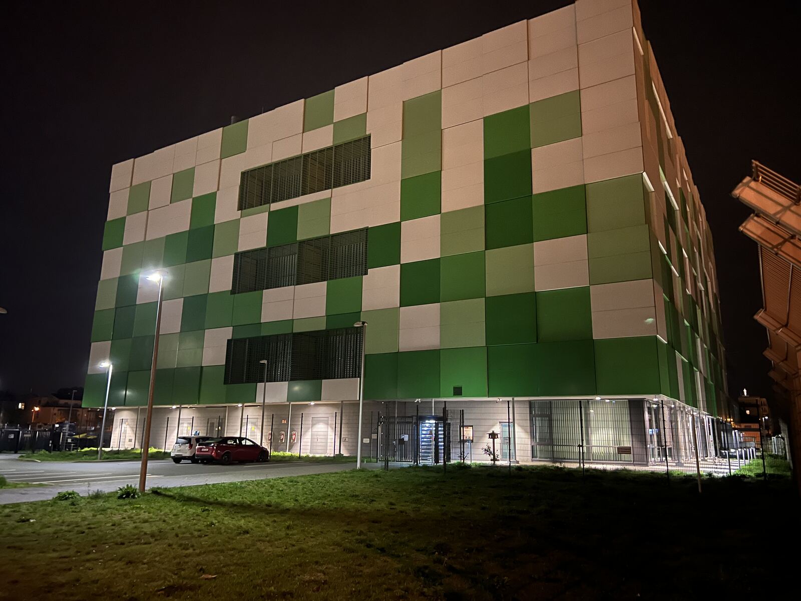 maincubes FRA 01 bei Nacht